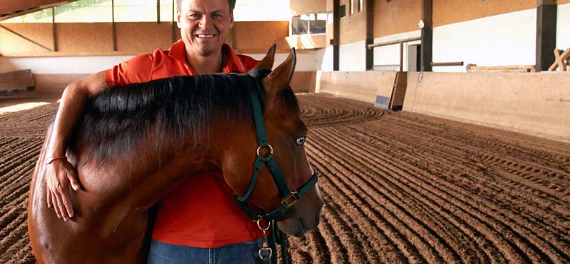 Benjamin Kohl, Heilpraktiker, Physiotherapeut und Reiter mit seinem Pferd